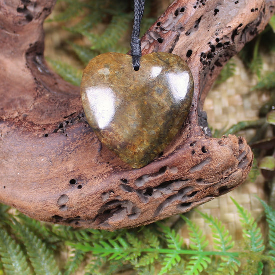 Rimu Pounamu Heart Pendant - NZ Greenstone