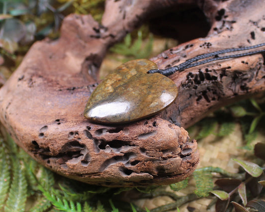 Rimu Pounamu Heart Pendant - NZ Greenstone