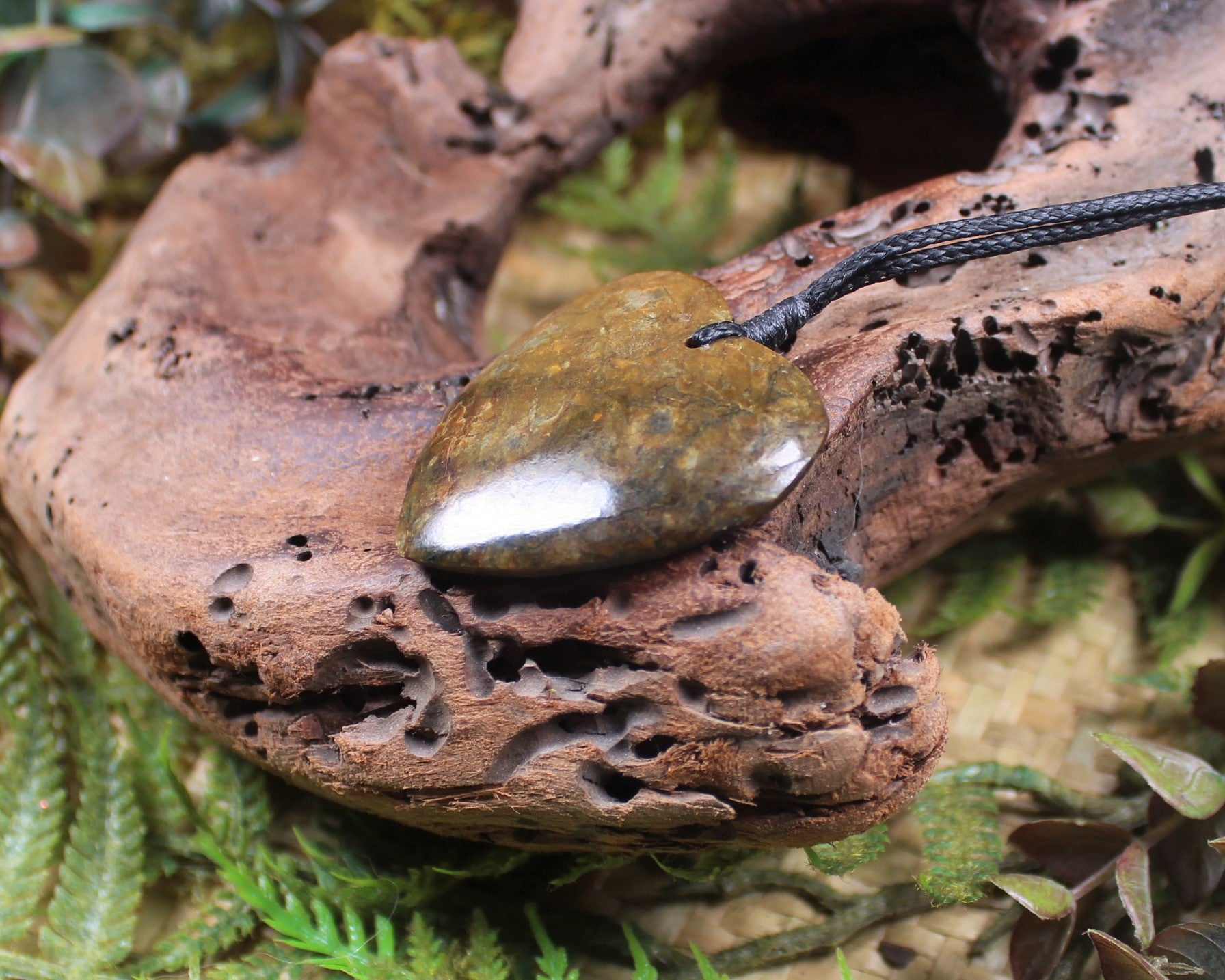 Rimu Pounamu Heart Pendant - NZ Greenstone