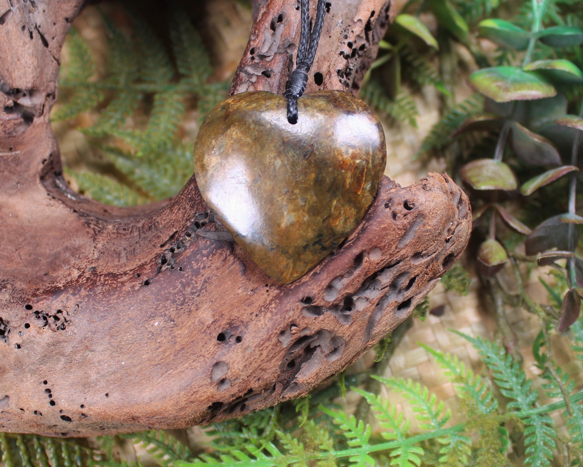 Rimu Pounamu Heart Pendant - NZ Greenstone