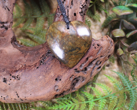 Rimu Pounamu Heart Pendant - NZ Greenstone