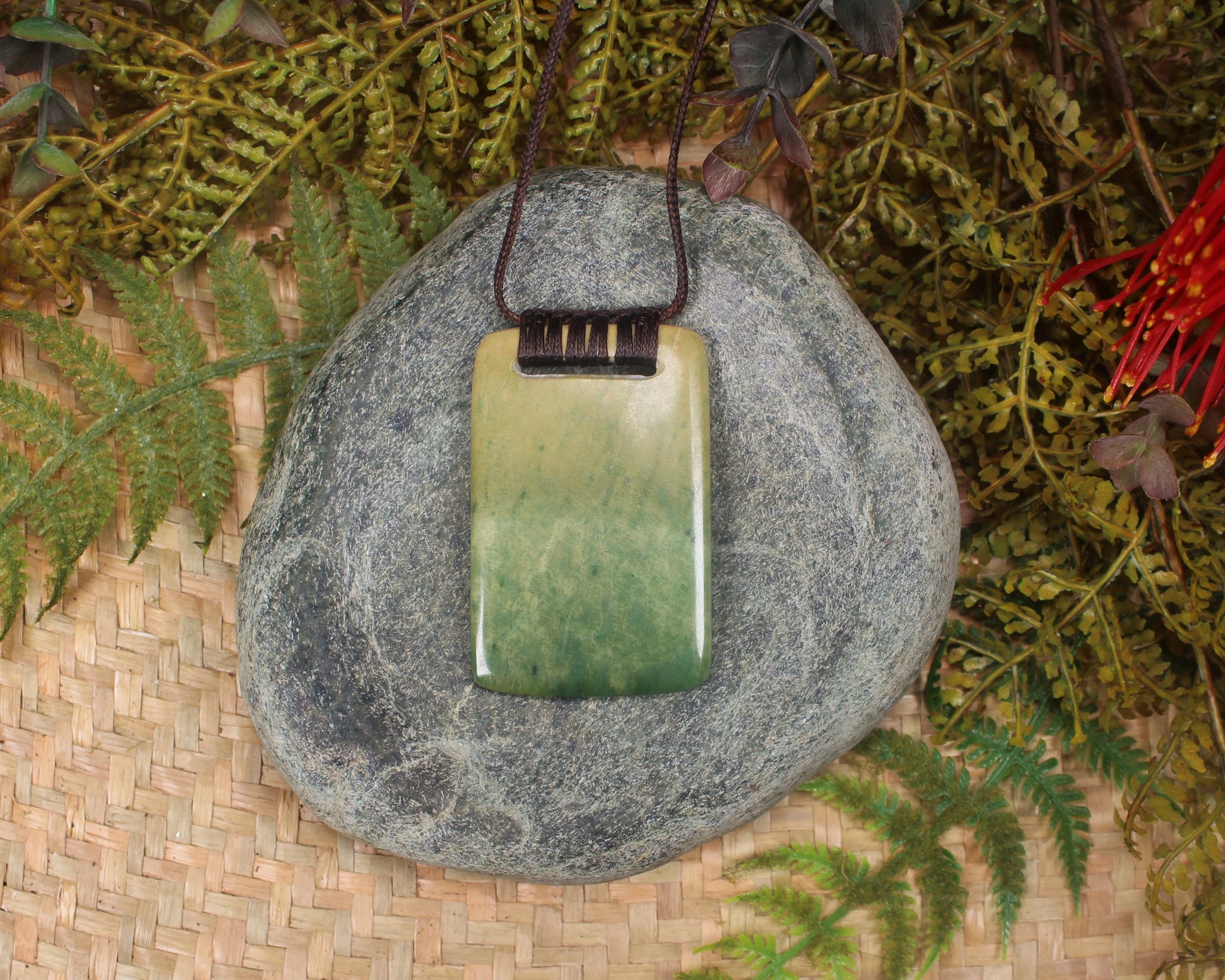 NZ GREENSTONE MEDIUM TOKI PENDANT (J917) FLOWER JADE POUNAMU