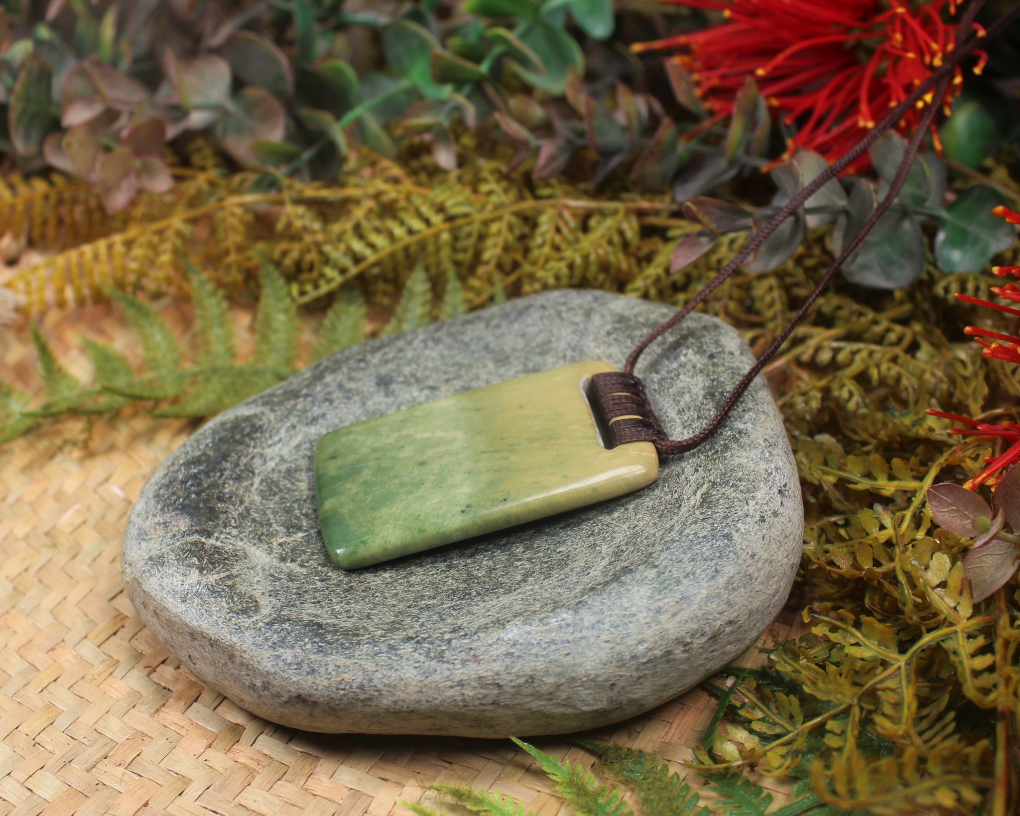 NZ GREENSTONE MEDIUM TOKI PENDANT (J917) FLOWER JADE POUNAMU