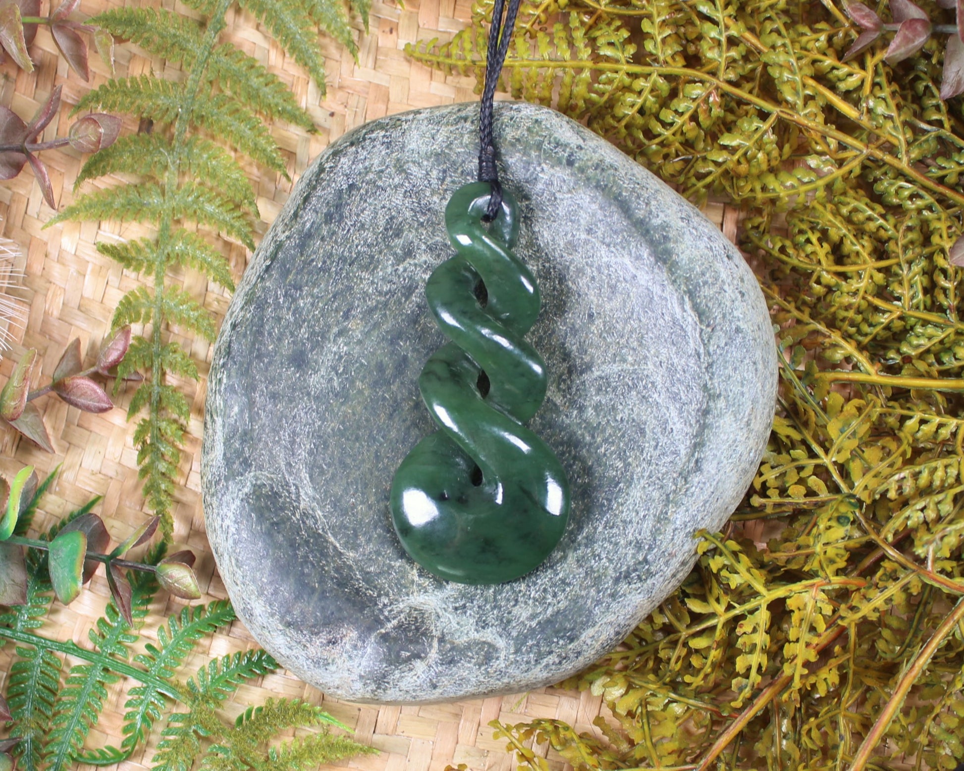 Twist or Pikorua carved from Hapopo Pounamu - NZ Greenstone