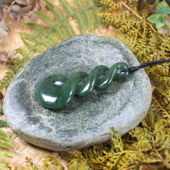 Twist or Pikorua carved from Hapopo Pounamu - NZ Greenstone