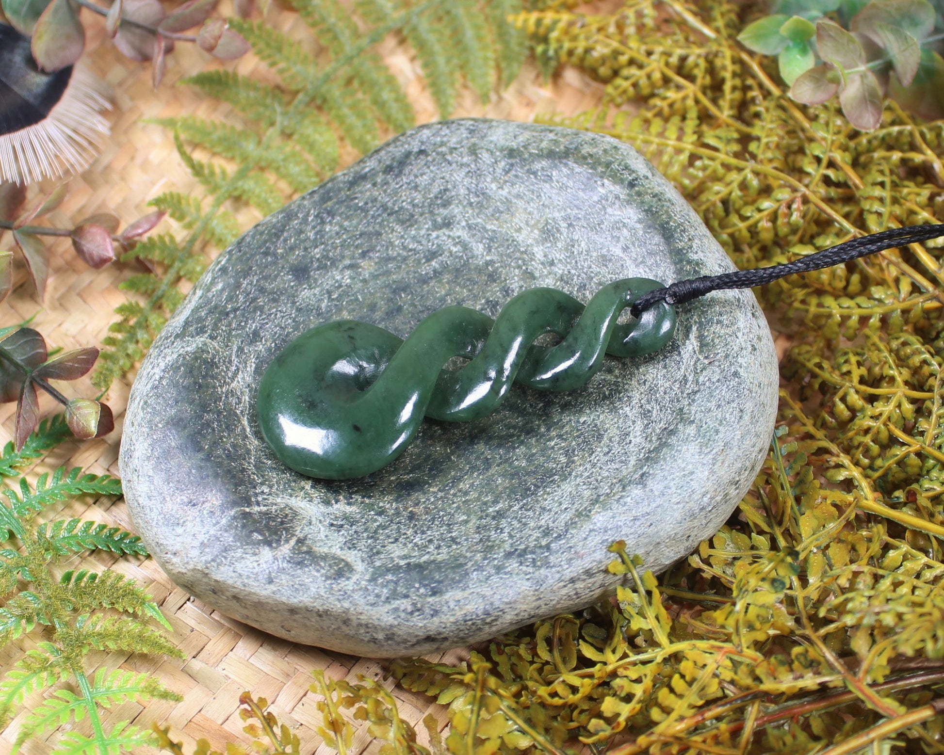 Twist or Pikorua carved from Hapopo Pounamu - NZ Greenstone